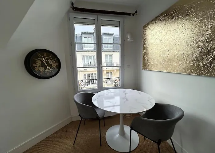 Elegant Eiffel Tower View Flat *