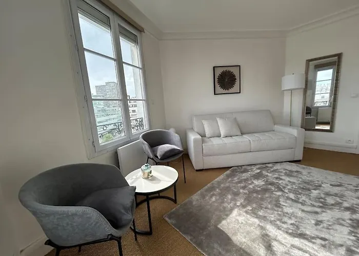 Elegant Eiffel Tower View Flat *