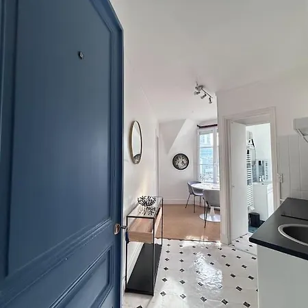 Elegant Eiffel Tower View Flat Apartment Paris