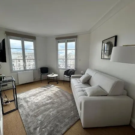 Elegant Eiffel Tower View Flat Apartment Paris