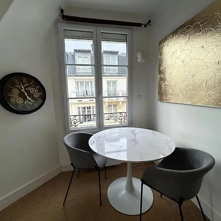 Elegant Eiffel Tower View Flat *