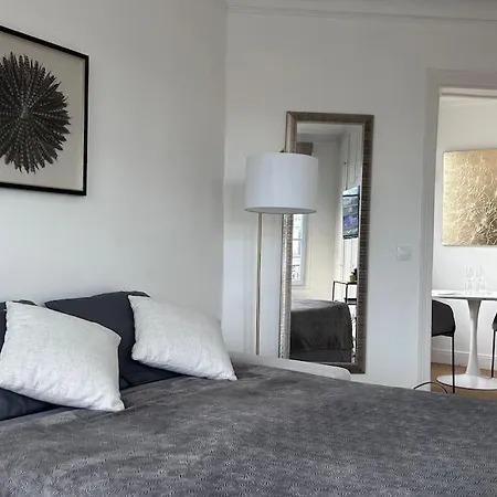 Elegant Eiffel Tower View Flat 아파트