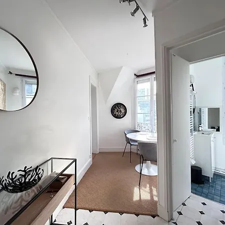 Elegant Eiffel Tower View Flat Apartment Paris