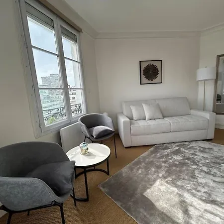 Elegant Eiffel Tower View Flat *