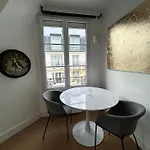 Elegant Eiffel Tower View Flat *