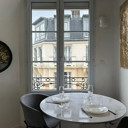 Elegant Eiffel Tower View Flat Apartment Paris