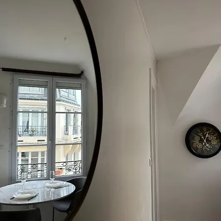 Elegant Eiffel Tower View Flat Parigi